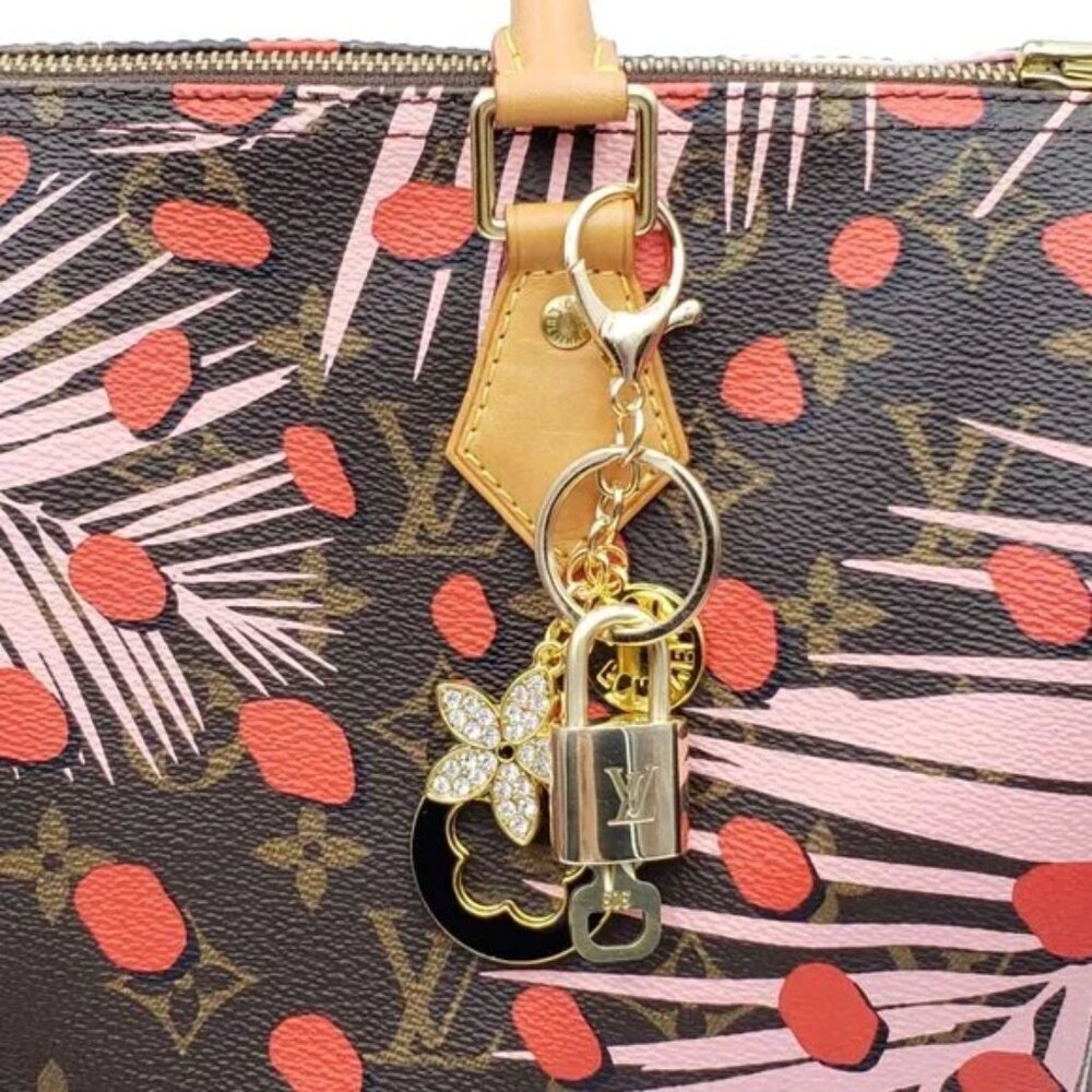LV Authentic Gold Padlock 🔒 Key Set w/ Unbranded Flower Keychain Charm - Picture 7 of 8